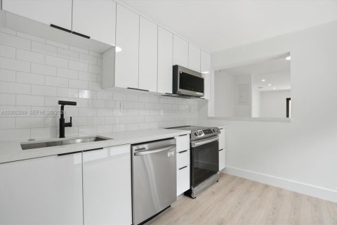 House in Fort Lauderdale, Florida 2 bedrooms, 81.01 sq.m. № 2068217 - photo 13