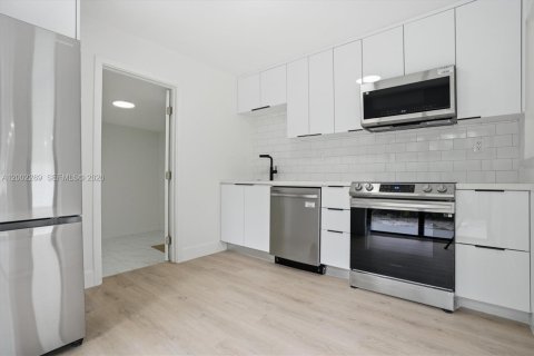 House in Fort Lauderdale, Florida 2 bedrooms, 81.01 sq.m. № 2068217 - photo 10