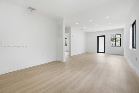 House in Fort Lauderdale, Florida 2 bedrooms, 81.01 sq.m. № 2068217 - photo 9