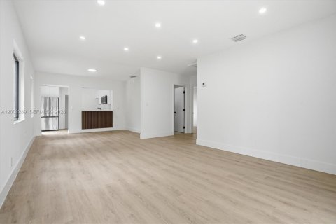 House in Fort Lauderdale, Florida 2 bedrooms, 81.01 sq.m. № 2068217 - photo 4