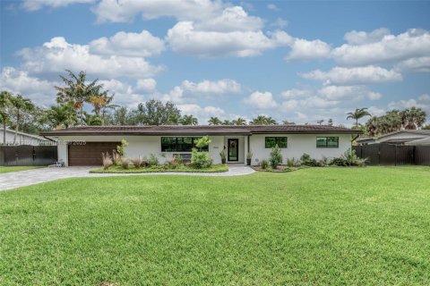 House in Palmetto Bay, Florida 3 bedrooms, 145.48 sq.m. № 1706114 - photo 1