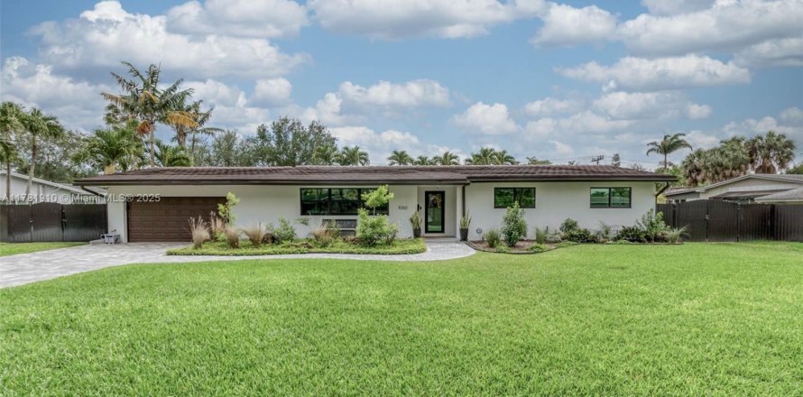 House in Palmetto Bay, Florida 3 bedrooms, 145.48 sq.m. № 1706114