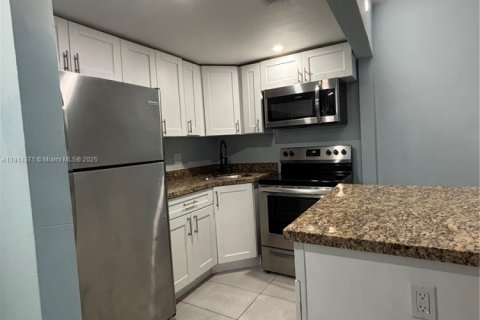 Condo in Pompano Beach, Florida, 1 bedroom  № 1970532 - photo 5