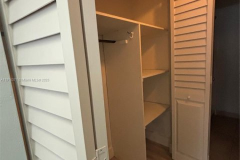 Condo in Pompano Beach, Florida, 1 bedroom  № 1970532 - photo 16