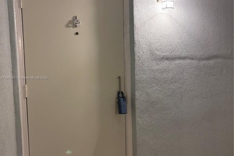 Condo in Pompano Beach, Florida, 1 bedroom  № 1970532 - photo 2