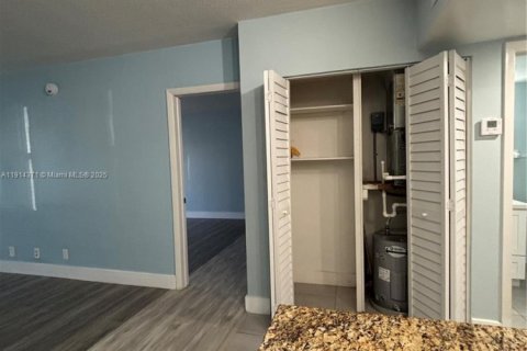Condo in Pompano Beach, Florida, 1 bedroom  № 1970532 - photo 12
