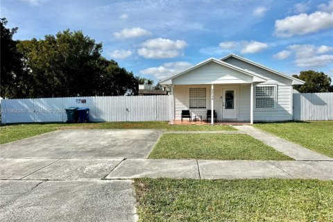 Villa ou maison à vendre à Miami, Floride: 3 chambres, 97.55 m2 № 2024721 - photo 2