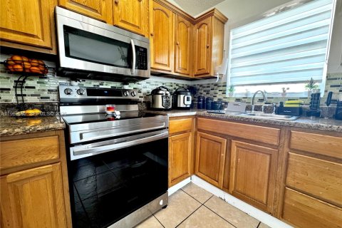 Villa ou maison à vendre à Miami, Floride: 3 chambres, 97.55 m2 № 2024721 - photo 8