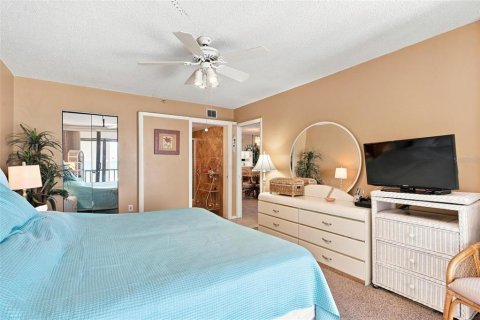 Condo in Madeira Beach, Florida, 2 bedrooms  № 2393641 - photo 16