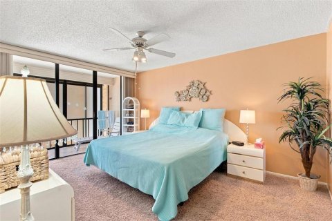 Condo in Madeira Beach, Florida, 2 bedrooms  № 2393641 - photo 13