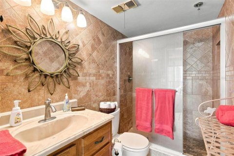 Condo in Madeira Beach, Florida, 2 bedrooms  № 2393641 - photo 17