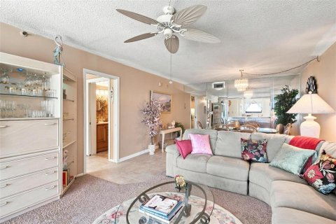 Condo in Madeira Beach, Florida, 2 bedrooms  № 2393641 - photo 12