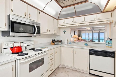 Condo in Madeira Beach, Florida, 2 bedrooms  № 2393641 - photo 24