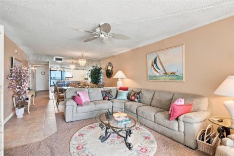 Condo in Madeira Beach, Florida, 2 bedrooms  № 2393641 - photo 19