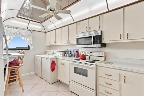 Condo in Madeira Beach, Florida, 2 bedrooms  № 2393641 - photo 25