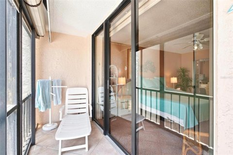 Condo in Madeira Beach, Florida, 2 bedrooms  № 2393641 - photo 14