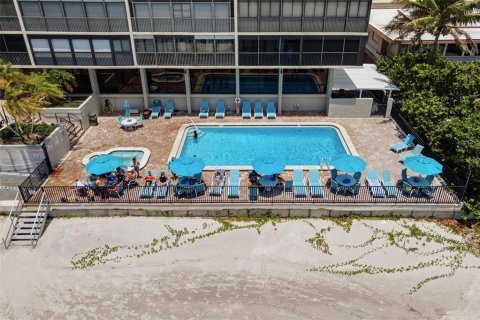 Condo in Madeira Beach, Florida, 2 bedrooms  № 2393641 - photo 5