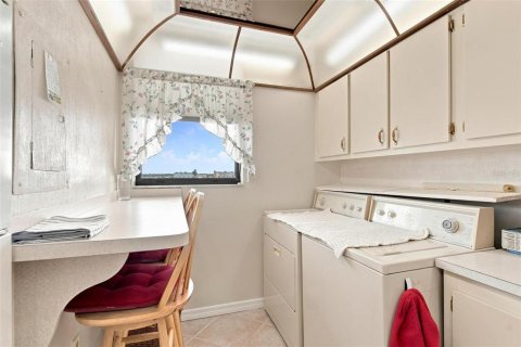 Condo in Madeira Beach, Florida, 2 bedrooms  № 2393641 - photo 26