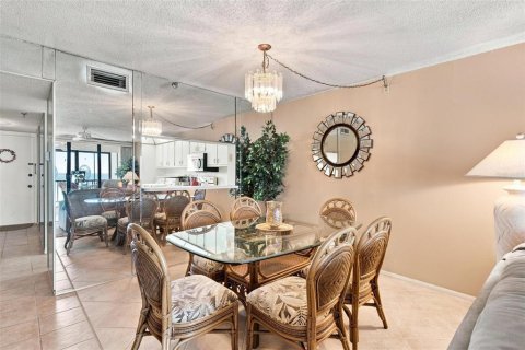 Condo in Madeira Beach, Florida, 2 bedrooms  № 2393641 - photo 20
