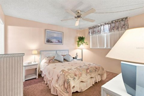 Condo in Madeira Beach, Florida, 2 bedrooms  № 2393641 - photo 21