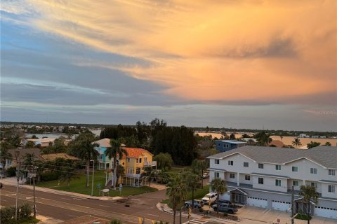 Condo in Madeira Beach, Florida, 2 bedrooms  № 2393641 - photo 30