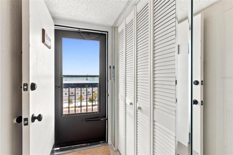 Condo in Madeira Beach, Florida, 2 bedrooms  № 2393641 - photo 29