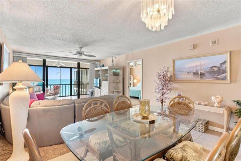 Condo in Madeira Beach, Florida, 2 bedrooms  № 2393641 - photo 18