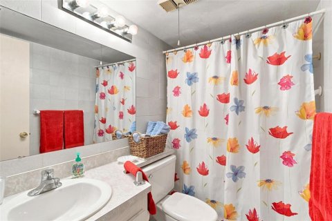 Condo in Madeira Beach, Florida, 2 bedrooms  № 2393641 - photo 23