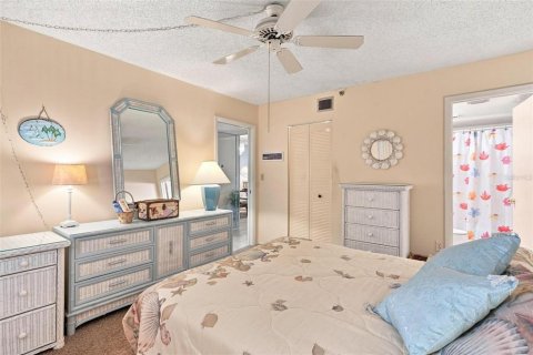 Condo in Madeira Beach, Florida, 2 bedrooms  № 2393641 - photo 22