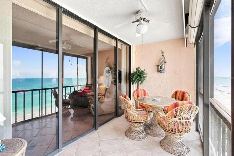 Condo in Madeira Beach, Florida, 2 bedrooms  № 2393641 - photo 9