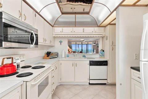 Condo in Madeira Beach, Florida, 2 bedrooms  № 2393641 - photo 27