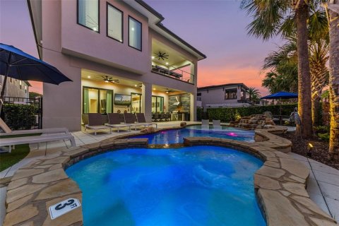 House in Four Corners, Florida 6 bedrooms, 487.74 sq.m. № 2149264 - photo 3