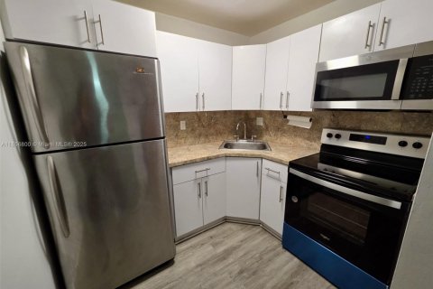 Condo in Miami, Florida, 2 bedrooms  № 1881575 - photo 1
