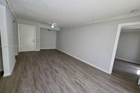 Condo in Miami, Florida, 2 bedrooms  № 1881575 - photo 7