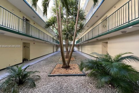 Condo in Miami, Florida, 2 bedrooms  № 1881575 - photo 19