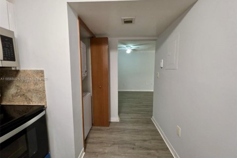 Condo in Miami, Florida, 2 bedrooms  № 1881575 - photo 3