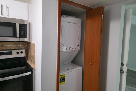 Condo in Miami, Florida, 2 bedrooms  № 1881575 - photo 5