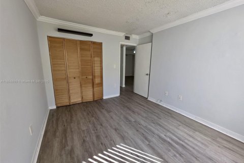 Condo in Miami, Florida, 2 bedrooms  № 1881575 - photo 11