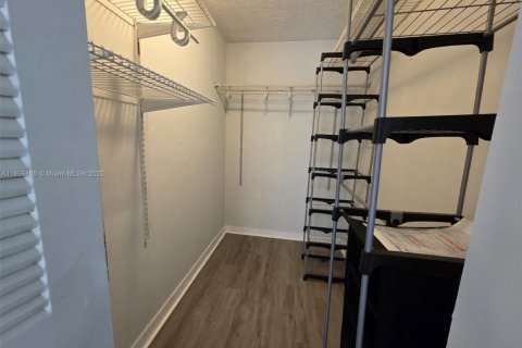 Condo in Miami, Florida, 2 bedrooms  № 1881575 - photo 10