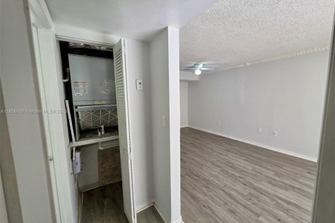 Condo in Miami, Florida, 2 bedrooms  № 1881575 - photo 16