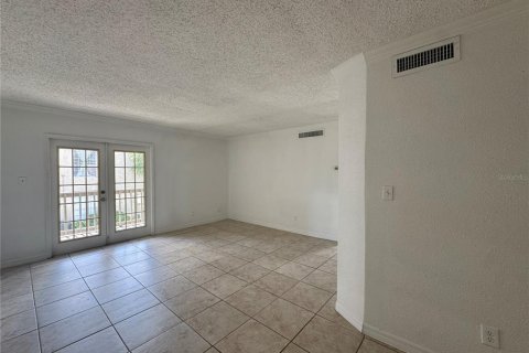 Condo in Altamonte Springs, Florida, 2 bedrooms № 2106927 - photo 5