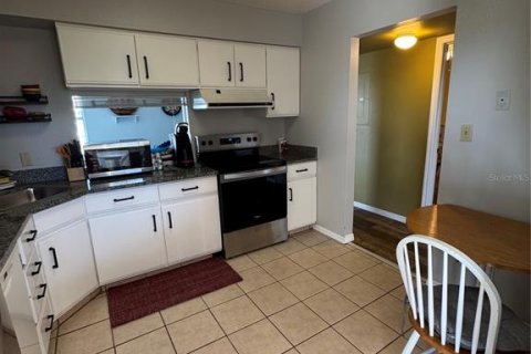 Condo in New Port Richey, Florida, 3 bedrooms  № 1886336 - photo 13
