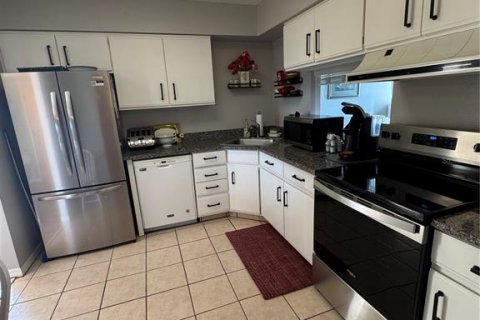 Condo in New Port Richey, Florida, 3 bedrooms  № 1886336 - photo 14