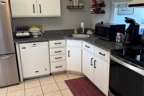 Condo in New Port Richey, Florida, 3 bedrooms  № 1886336 - photo 12