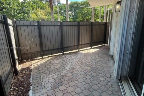 Condo in Miami, Florida, 1 bedroom  № 1955871 - photo 16