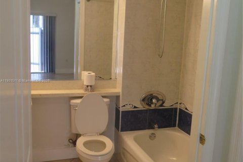 Condo in Miami, Florida, 1 bedroom  № 1955871 - photo 13