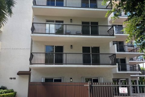 Condo in Miami, Florida, 1 bedroom  № 1955871 - photo 1