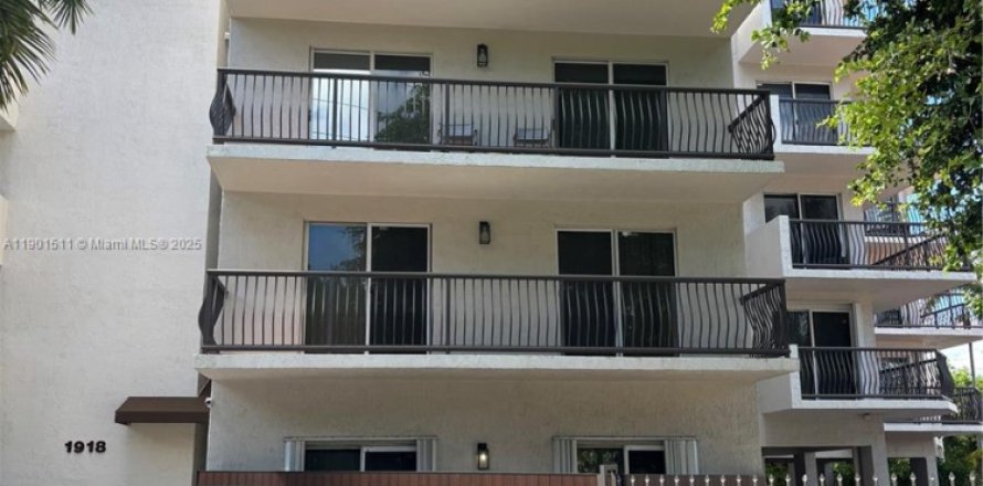 Condo in Miami, Florida, 1 bedroom № 1955871