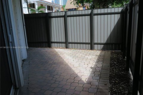 Condo in Miami, Florida, 1 bedroom  № 1955871 - photo 18