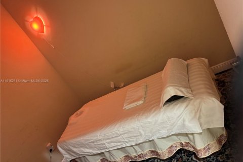 Commercial property in Miami, Florida № 1971549 - photo 9